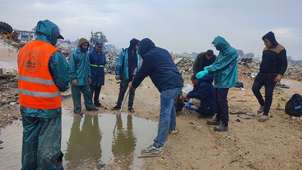 الطواقم تعمل بأدوات بسيطة في الميدان