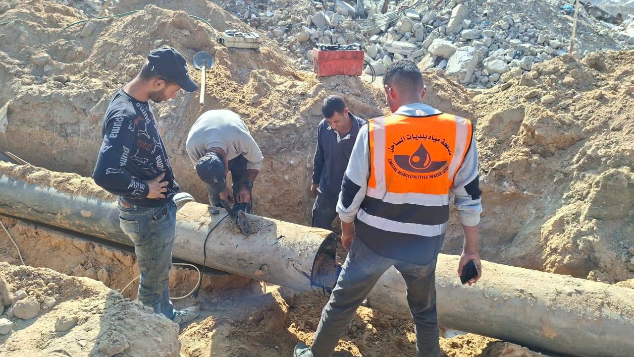 الطواقم تعمل بأدوات بسيطة في الميدان