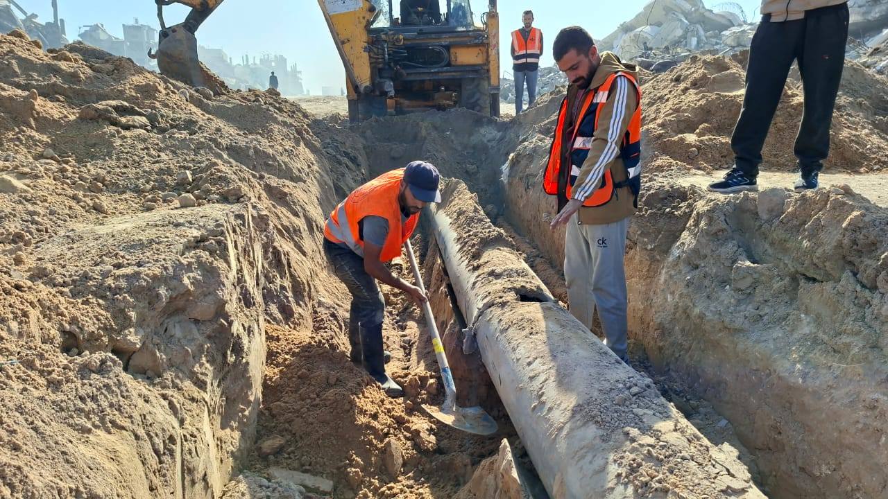 الطواقم تعمل بأدوات بسيطة في الميدان