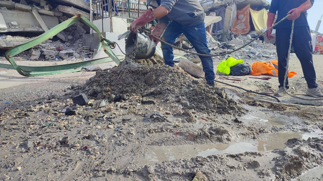 الطواقم تعمل بأدوات بسيطة في الميدان