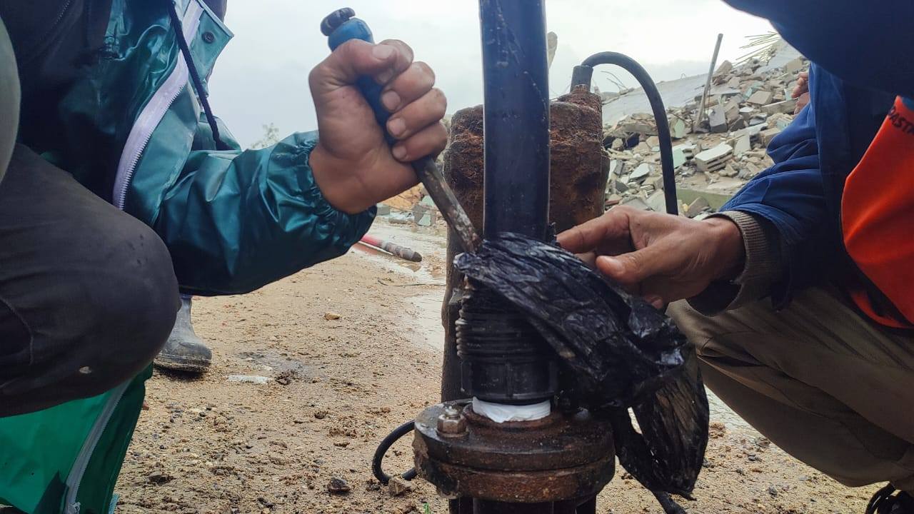 الطواقم تعمل بأدوات بسيطة في الميدان