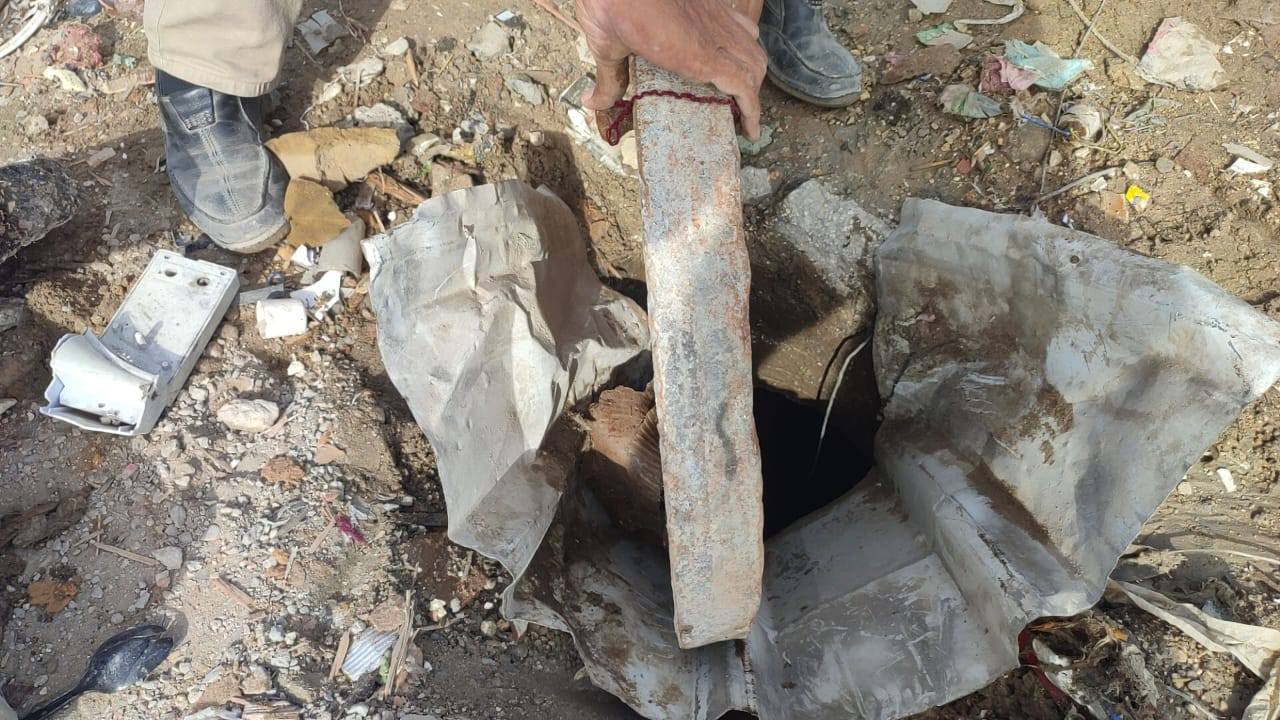 الطواقم تعمل بأدوات بسيطة في الميدان