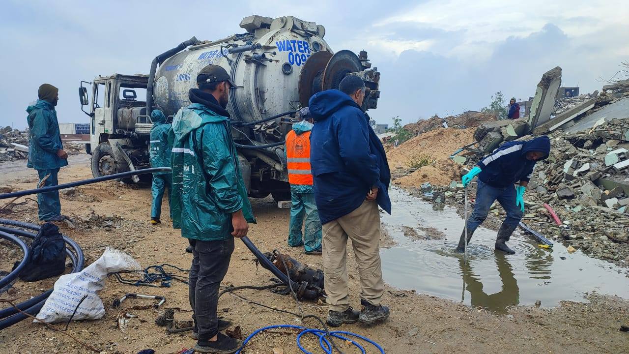الطواقم تعمل بأدوات بسيطة في الميدان