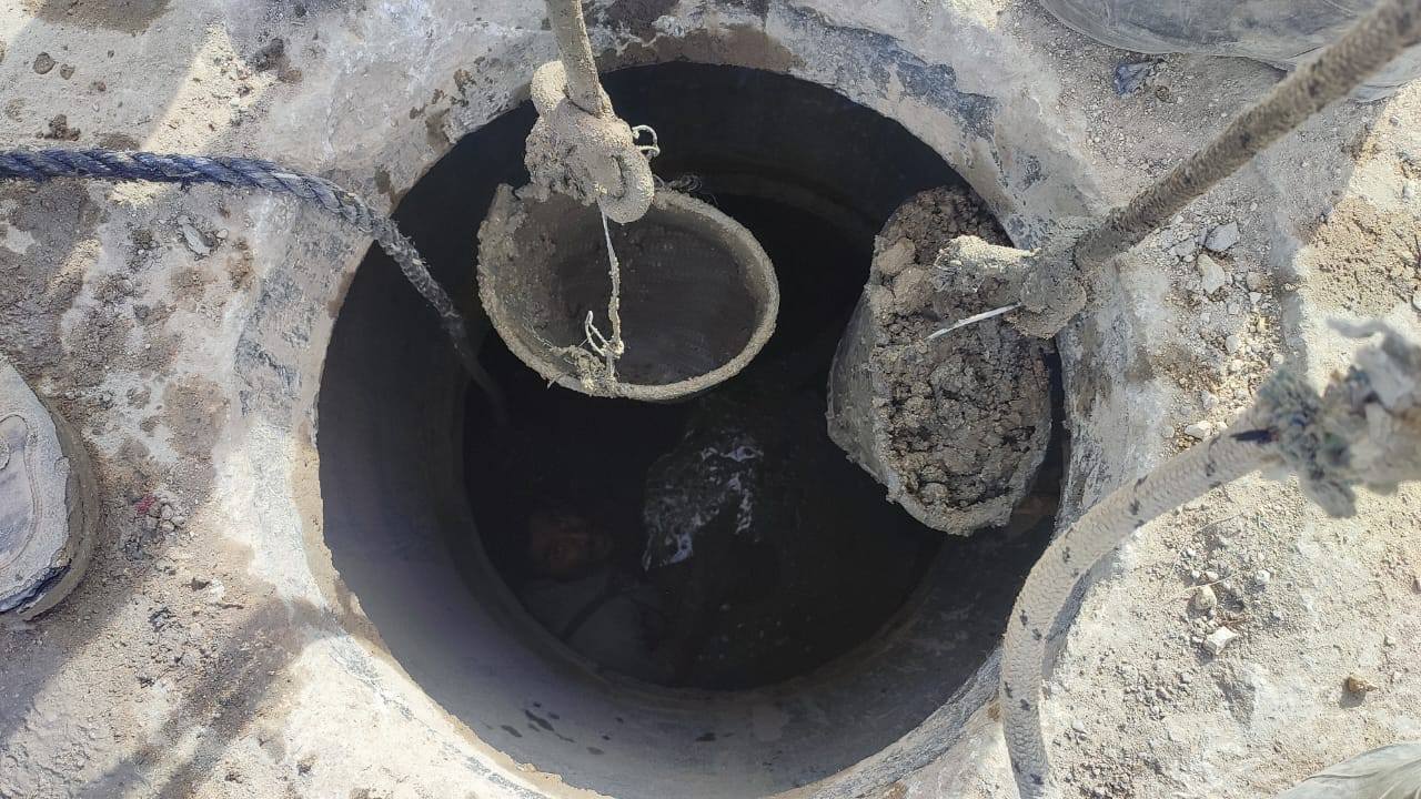 الطواقم تعمل بأدوات بسيطة في الميدان