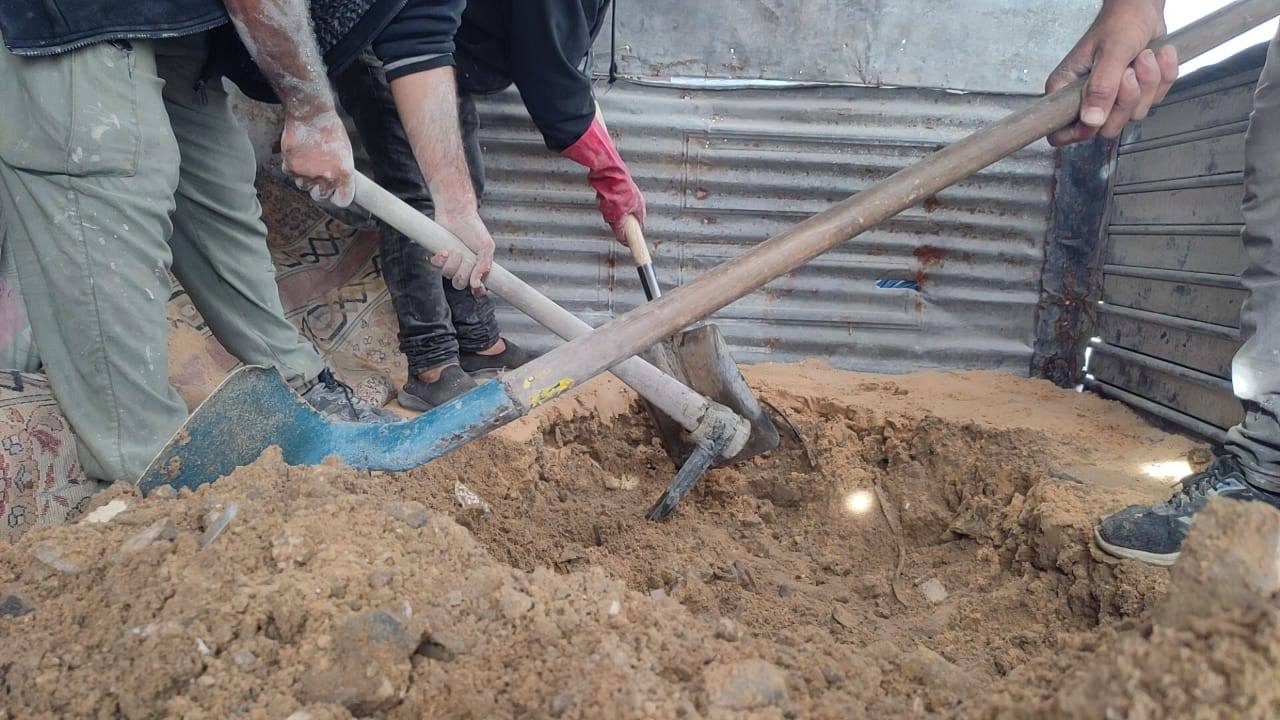 الطواقم تعمل بأدوات بسيطة في الميدان