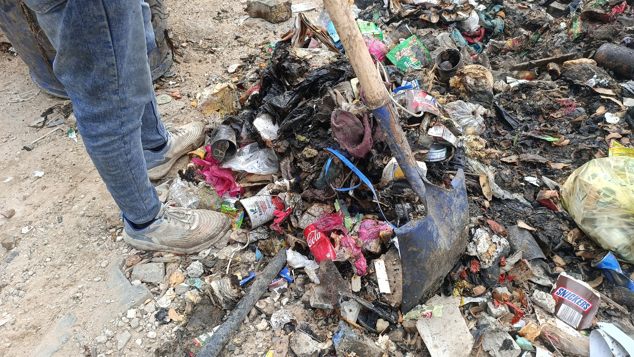 جانب من جمع وترحيل النفايات من مناطق النفوذ