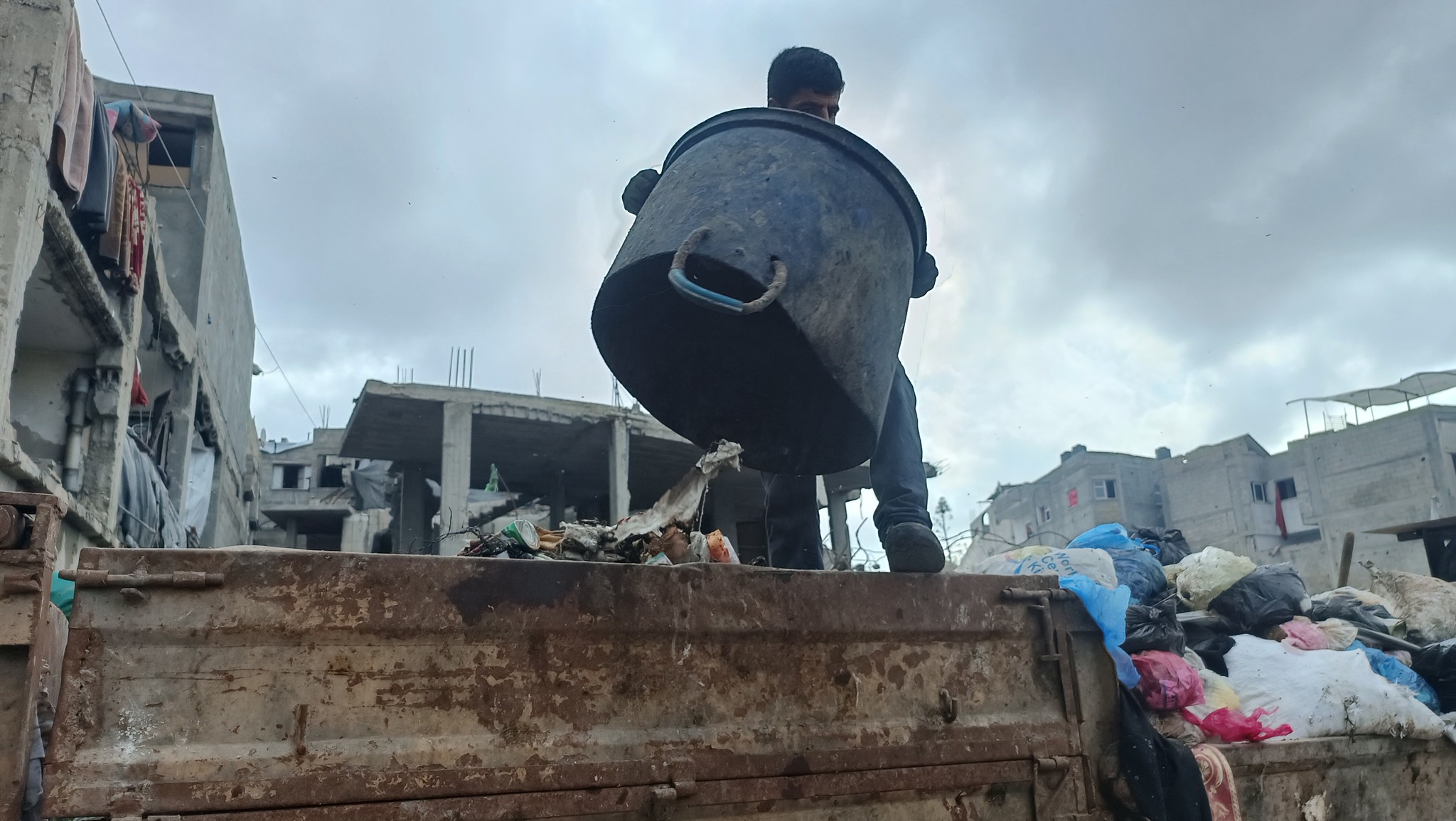جانب من جمع وترحيل النفايات من مناطق النفوذ