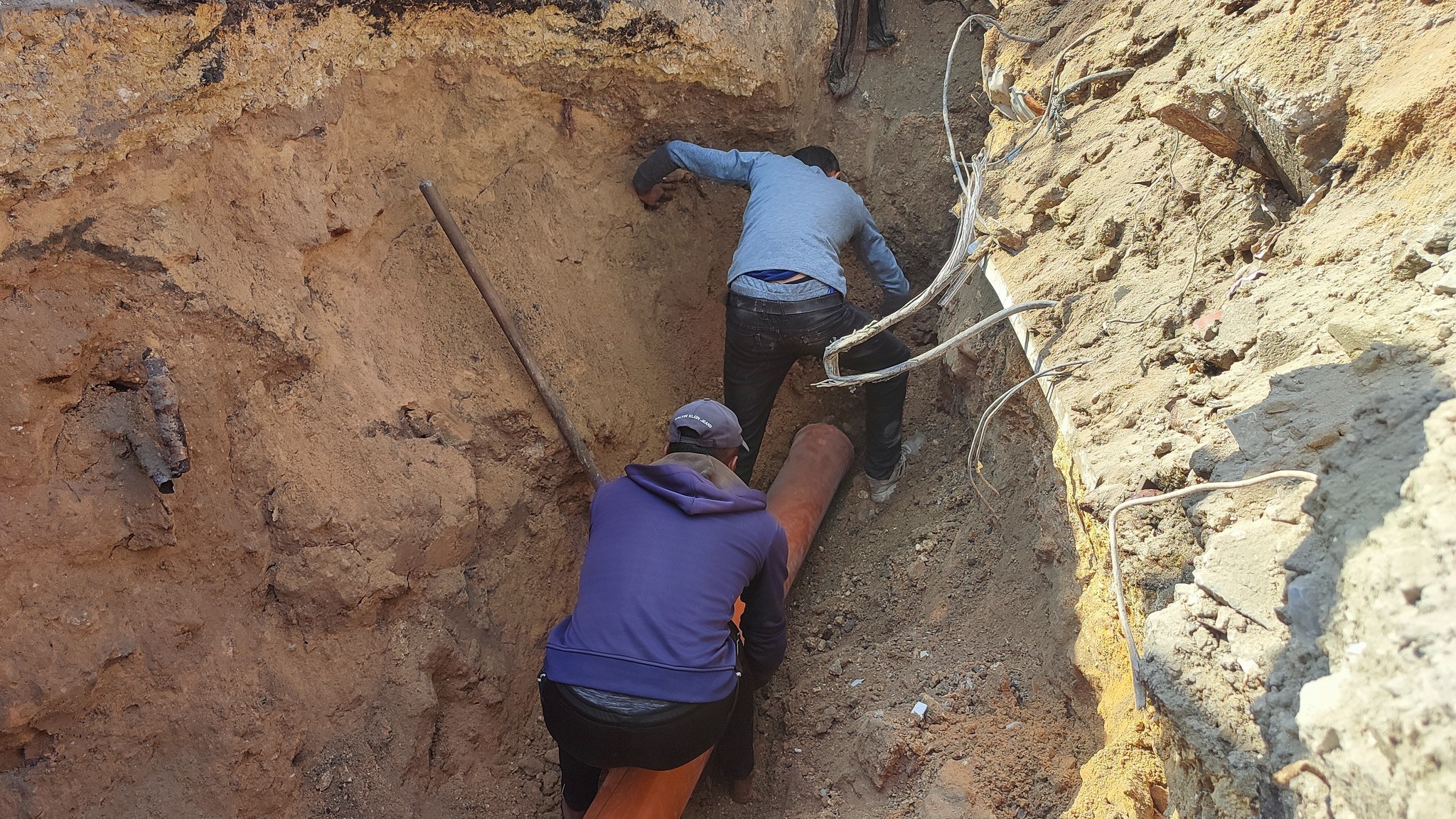 أعمال صيانة وتعزيل شبكات ومناهل الصرف الصحي