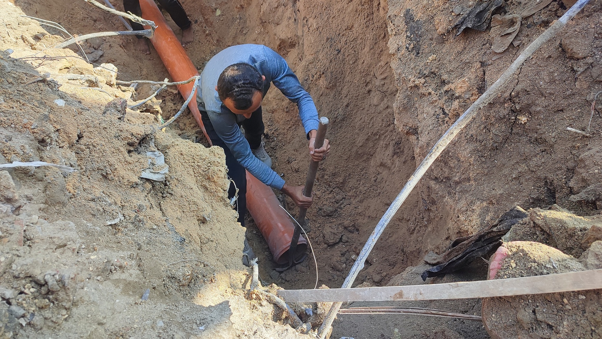 أعمال صيانة وتعزيل شبكات ومناهل الصرف الصحي