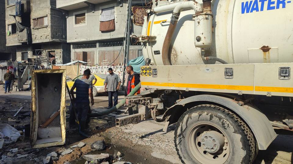 أعمال صيانة وتعزيل شبكات ومناهل الصرف الصحي