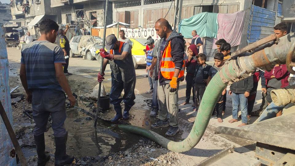 أعمال صيانة وتعزيل شبكات ومناهل الصرف الصحي