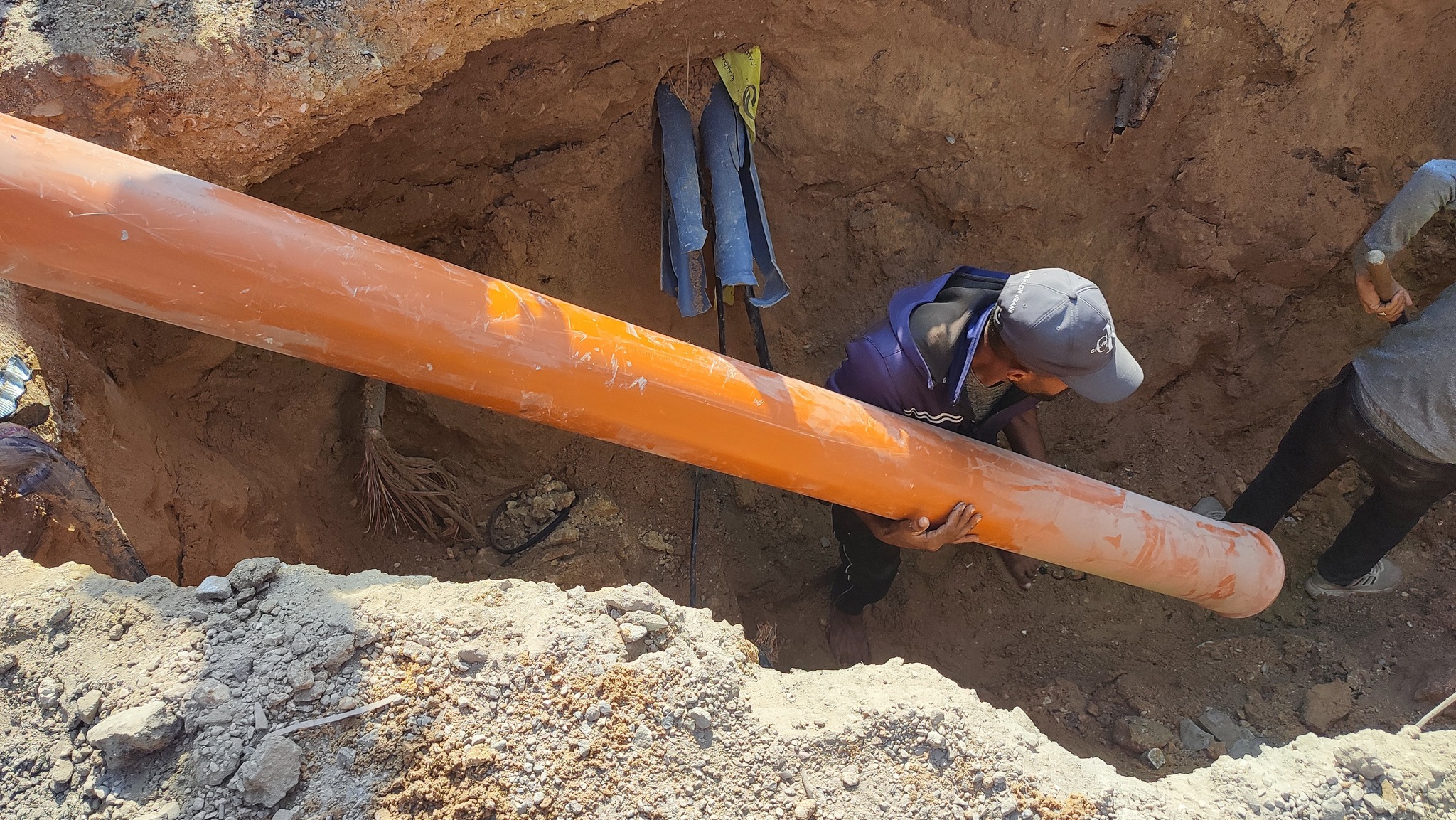 أعمال صيانة وتعزيل شبكات ومناهل الصرف الصحي