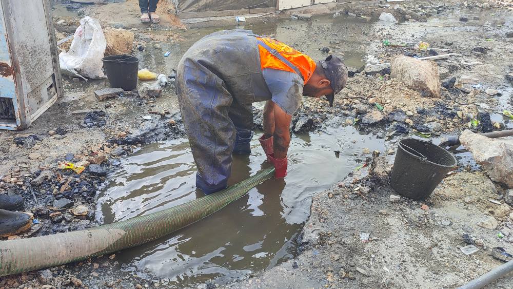 أعمال صيانة وتعزيل شبكات ومناهل الصرف الصحي