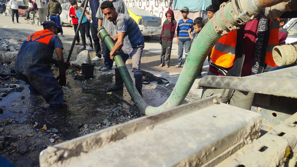 أعمال صيانة وتعزيل شبكات ومناهل الصرف الصحي