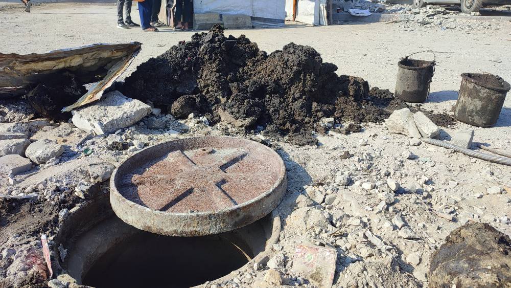 أعمال صيانة وتعزيل شبكات ومناهل الصرف الصحي