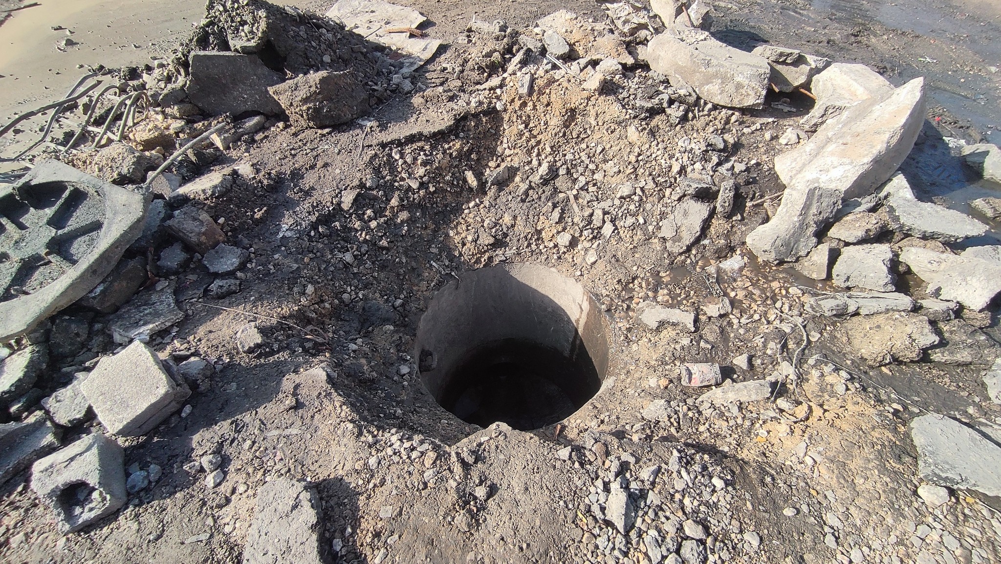 أعمال صيانة وتعزيل شبكات ومناهل الصرف الصحي