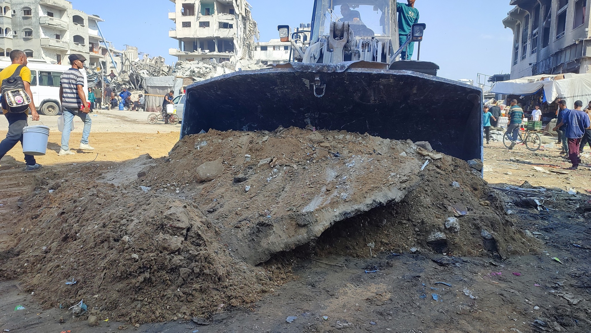 طواقم العمل تشرع في تعزيل وصيانة دوار الجلاء (الصاروخ) الحيوي