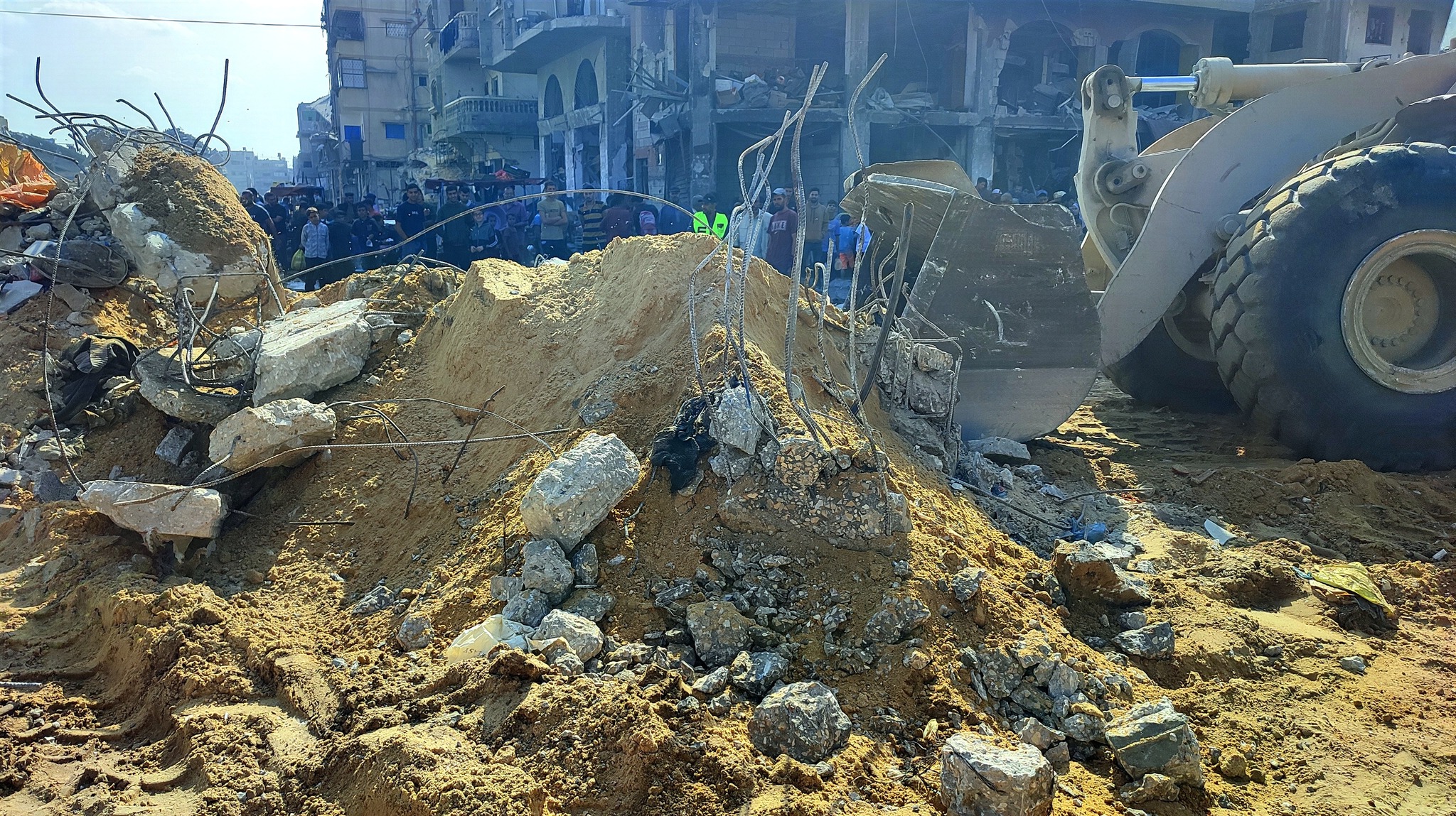 طواقم العمل تشرع في تعزيل وصيانة دوار الجلاء (الصاروخ) الحيوي