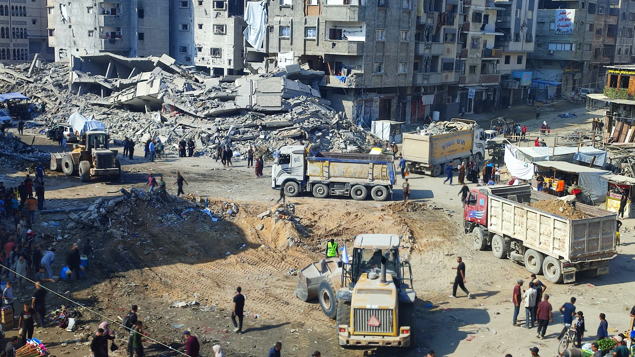 طواقم العمل تشرع في تعزيل وصيانة دوار الجلاء (الصاروخ) الحيوي