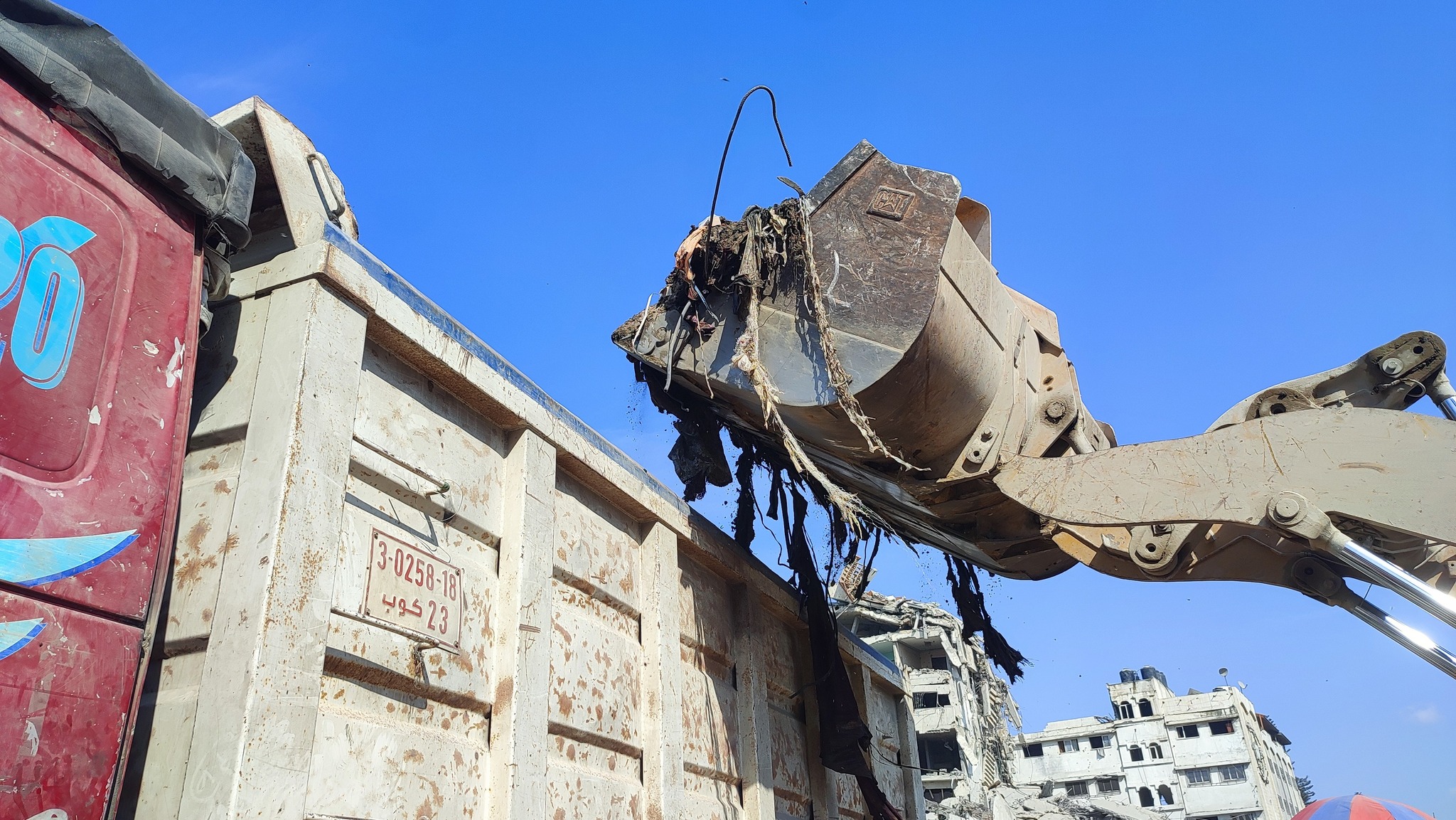 طواقم العمل تشرع في تعزيل وصيانة دوار الجلاء (الصاروخ) الحيوي