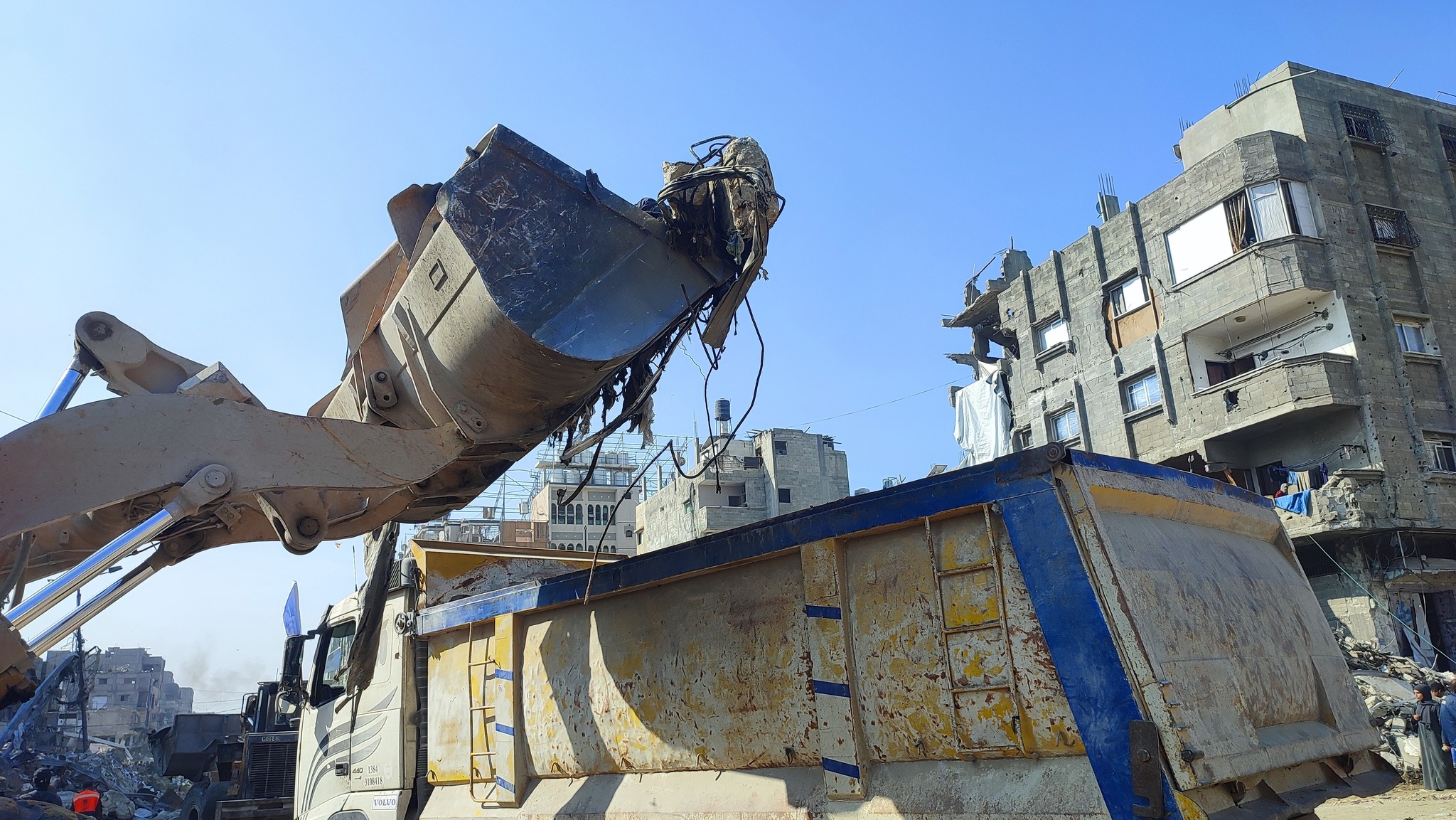 طواقم العمل تشرع في تعزيل وصيانة دوار الجلاء (الصاروخ) الحيوي