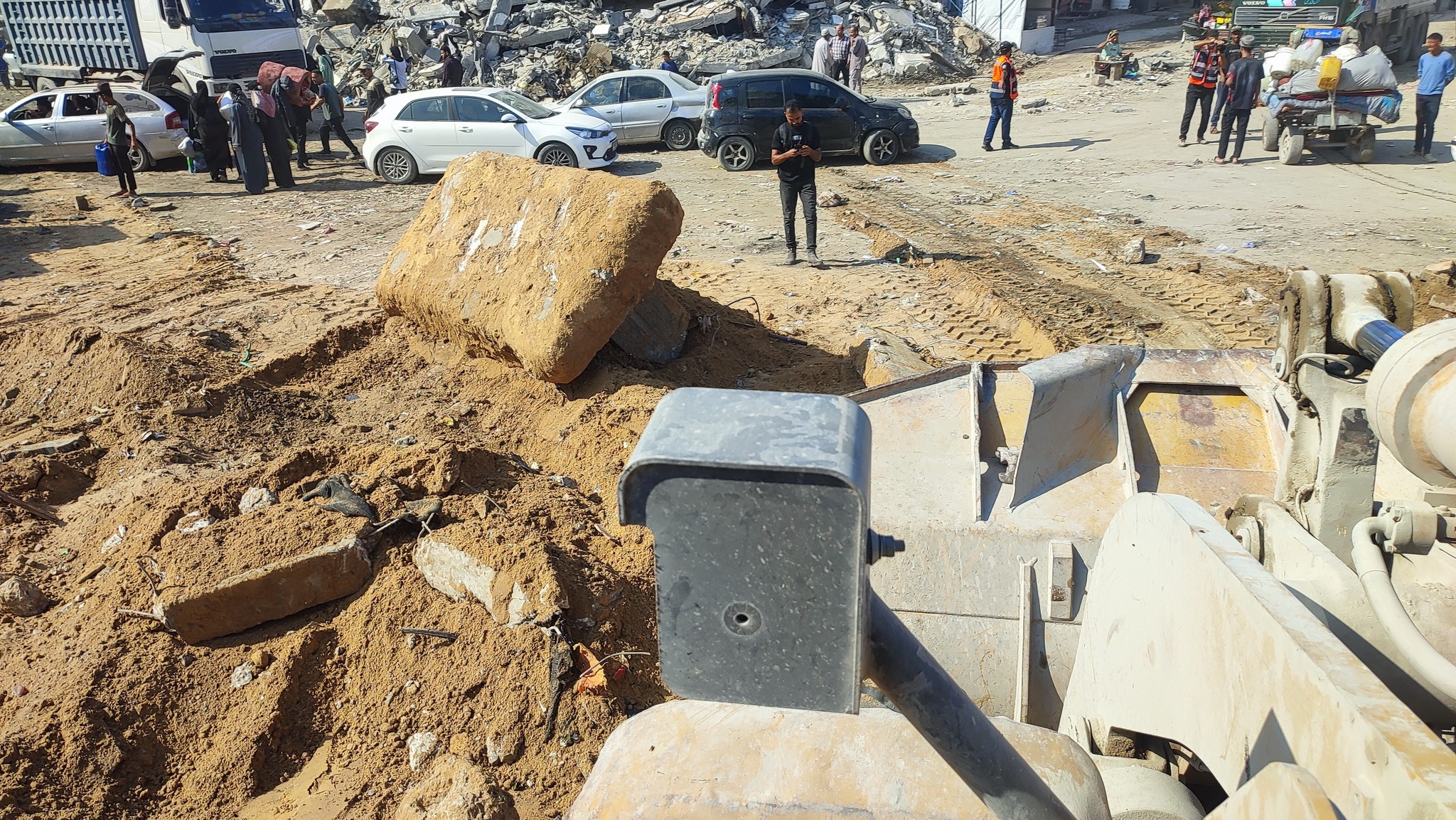 طواقم العمل تشرع في تعزيل وصيانة دوار الجلاء (الصاروخ) الحيوي