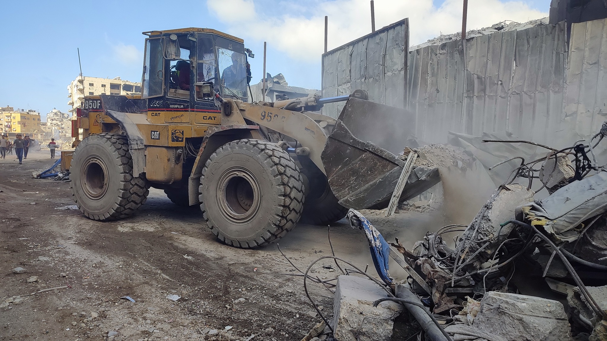 من جهود إزالة الركام وفتح الشوارع