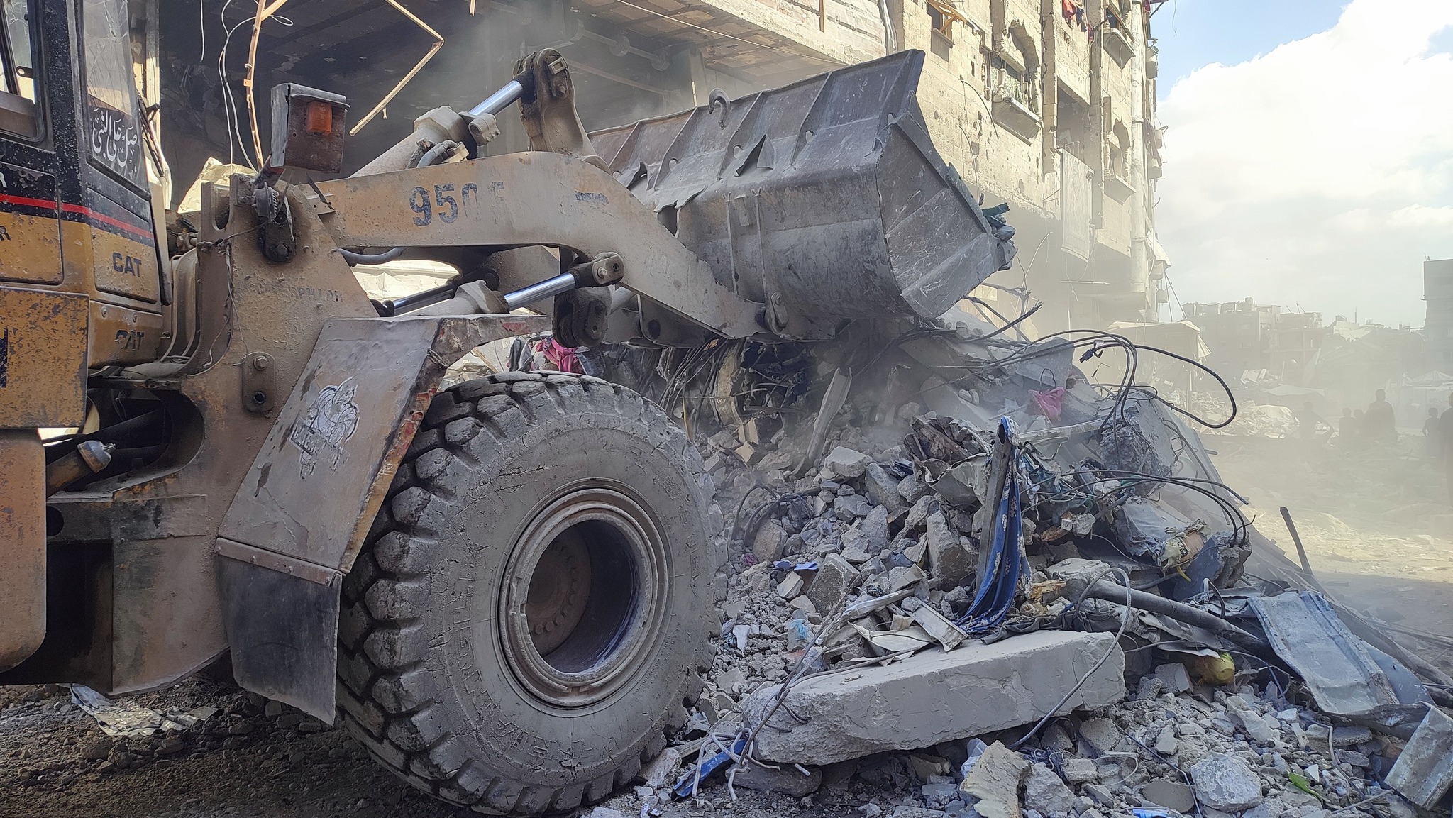 من جهود إزالة الركام وفتح الشوارع