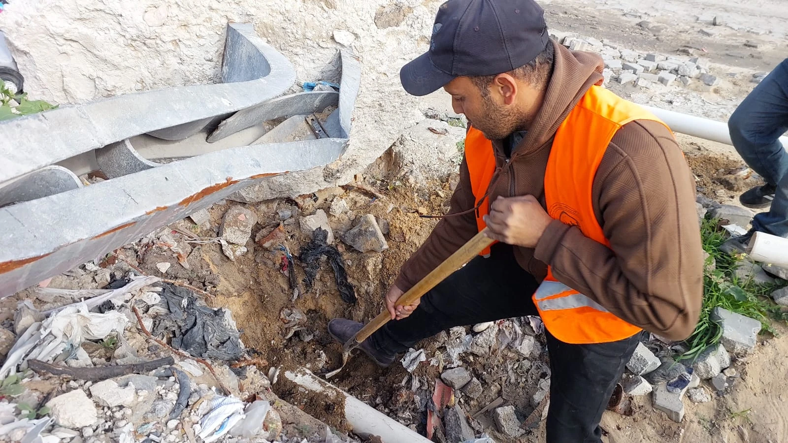 استمرار جهود تنظيف وصيانة مناهل الصرف الصحي وخطوط وشبكات المياه