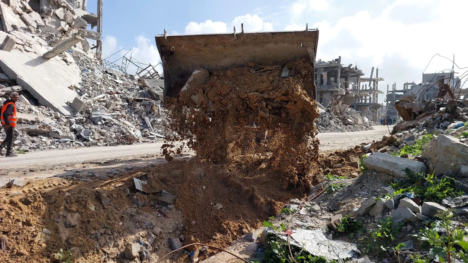 استمرار جهود تنظيف وصيانة مناهل الصرف الصحي وخطوط وشبكات المياه