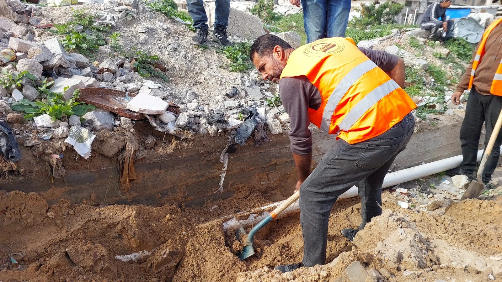 استمرار جهود تنظيف وصيانة مناهل الصرف الصحي وخطوط وشبكات المياه