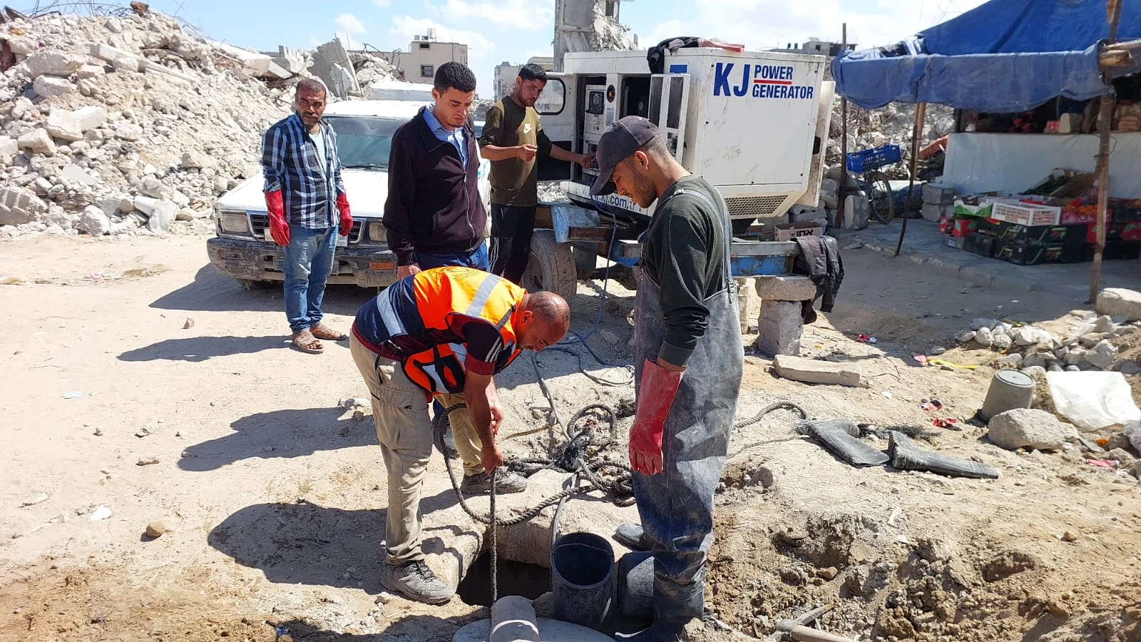 استمرار الأعمال في مناهل الصرف الصحي