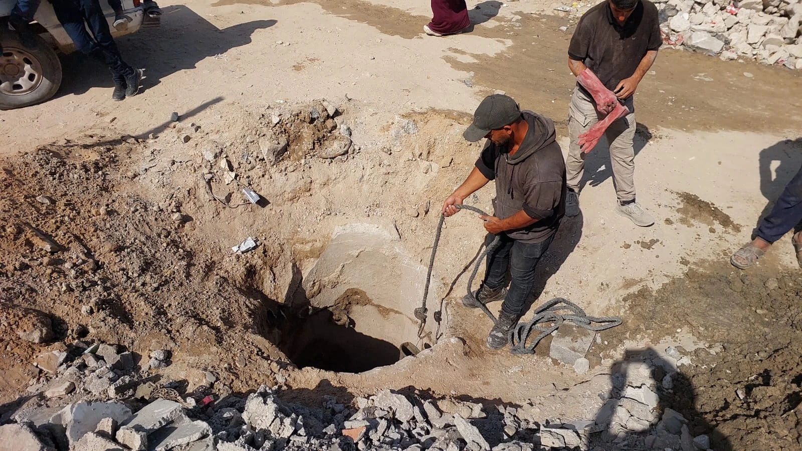 استمرار الأعمال في مناهل الصرف الصحي