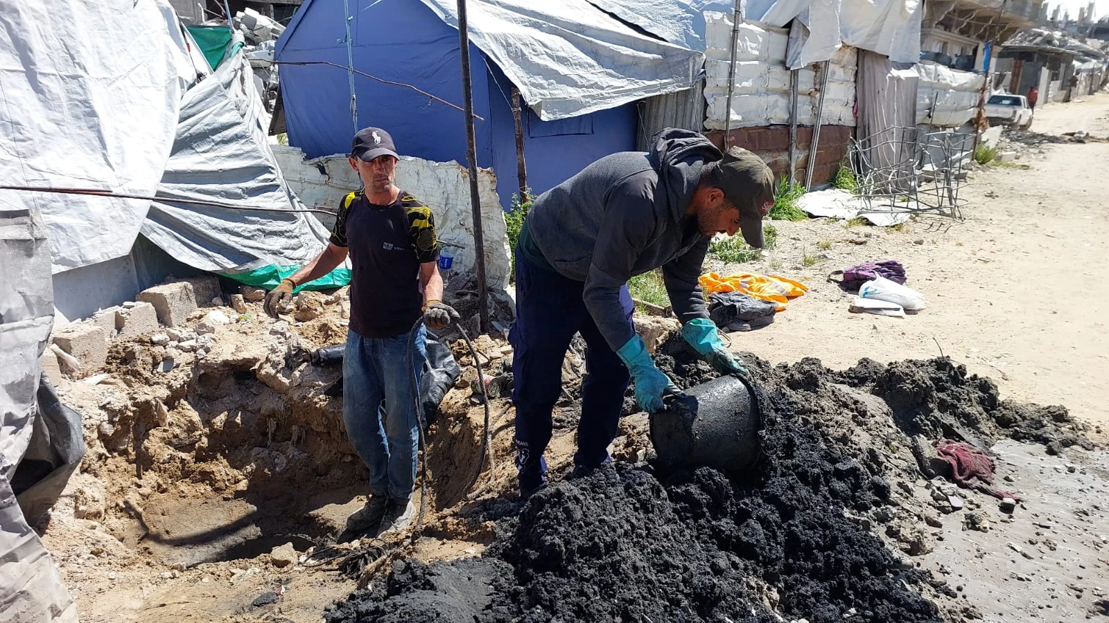 استمرار الأعمال في مناهل الصرف الصحي