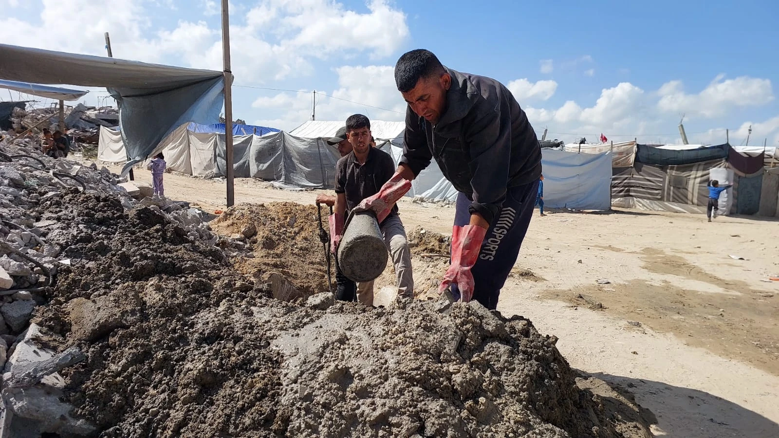 استمرار الأعمال في مناهل الصرف الصحي