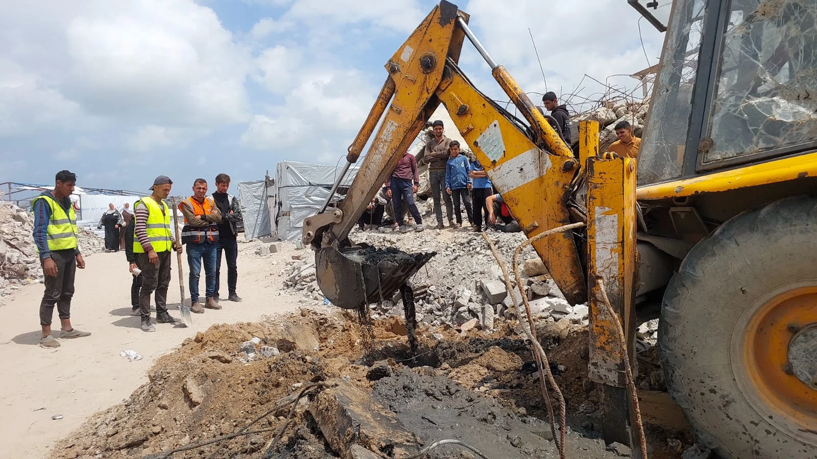 استمرار الأعمال في مناهل الصرف الصحي