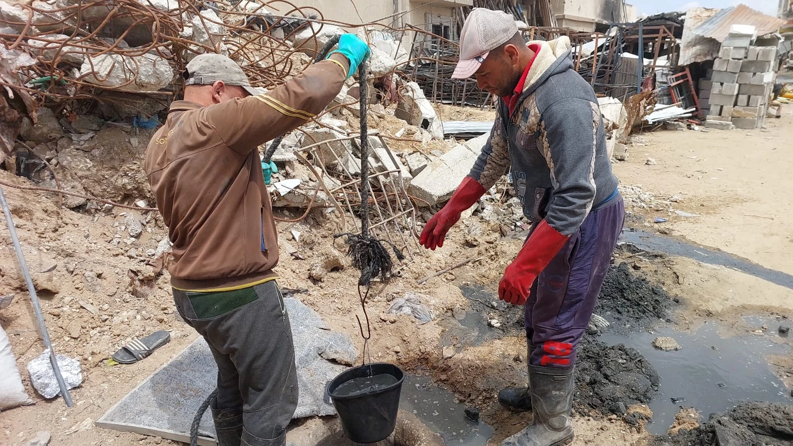 استمرار الأعمال في مناهل الصرف الصحي