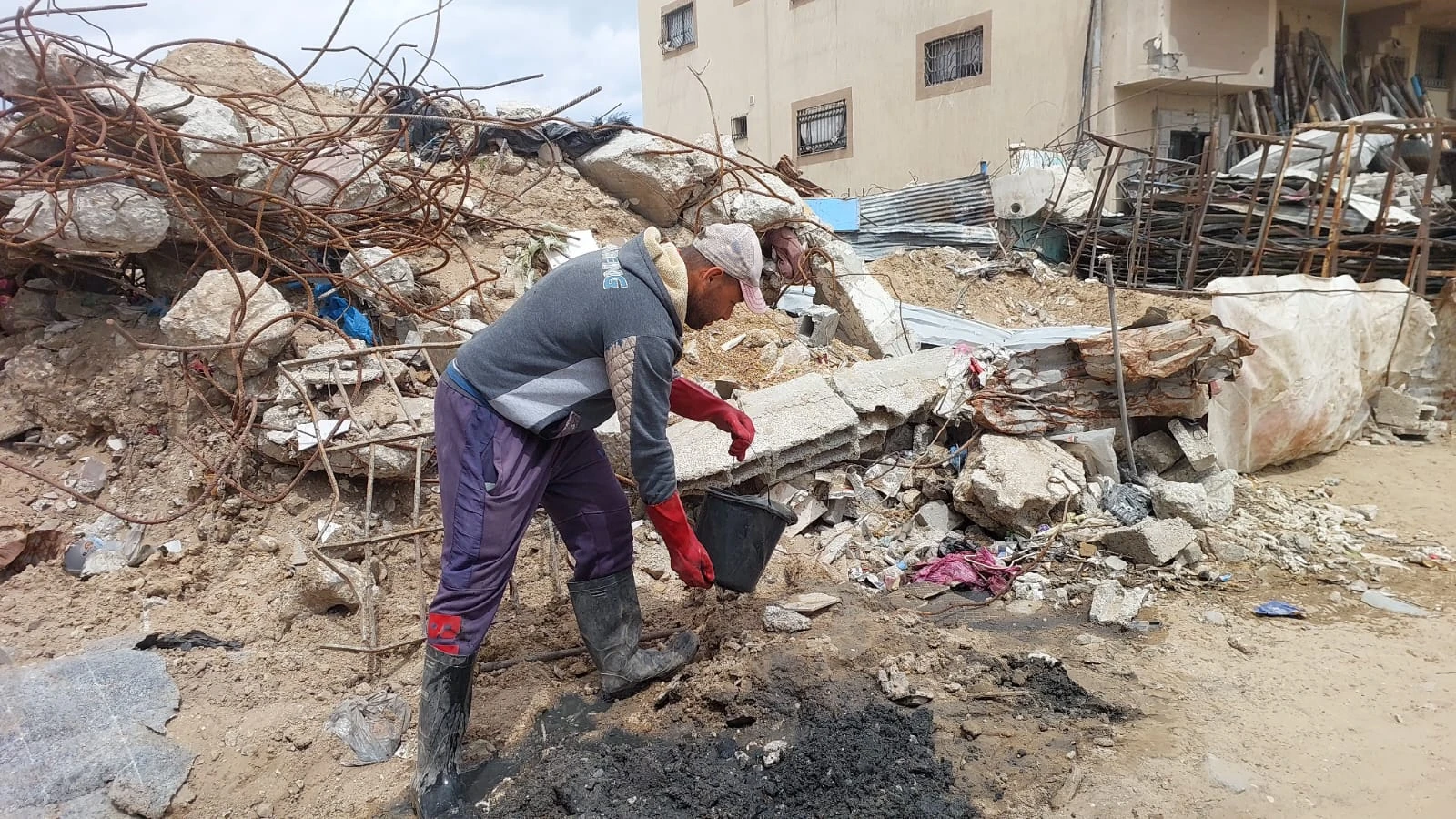 استمرار الأعمال في مناهل الصرف الصحي