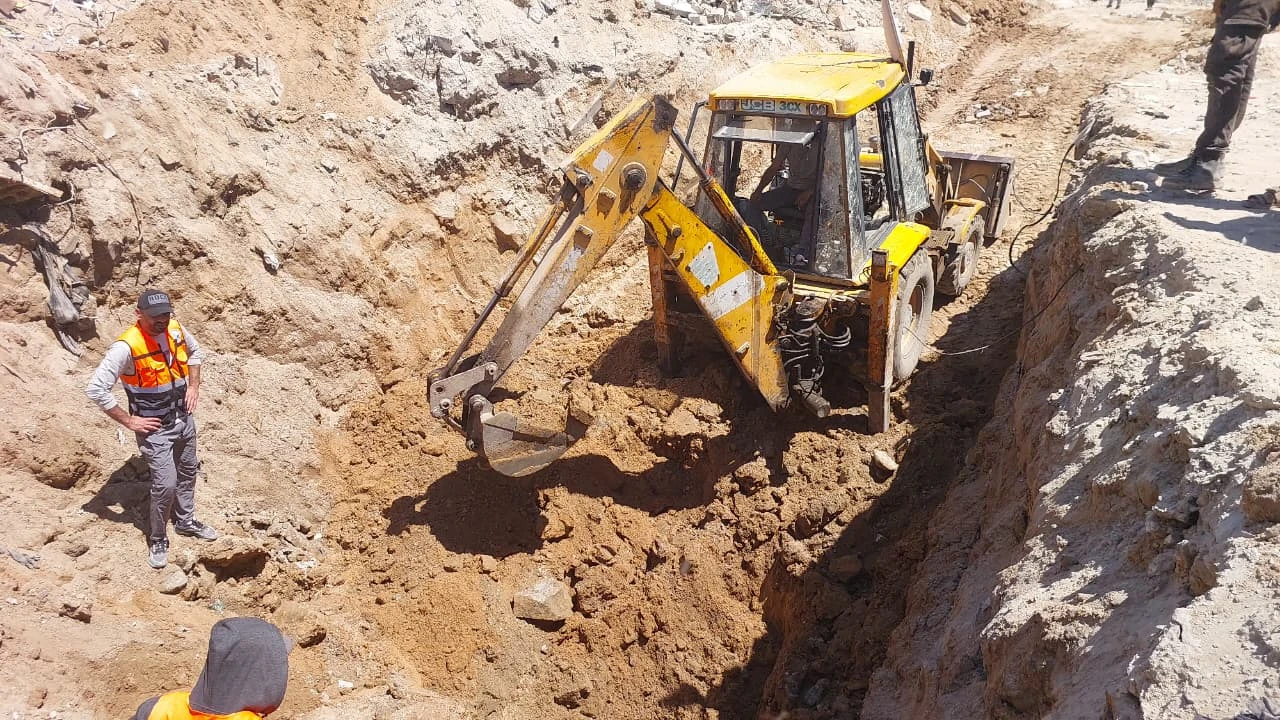 أعمال صيانة وتنظيف شبكة صرف صحي امتداد شارع حيفا حتى شارع الغباري