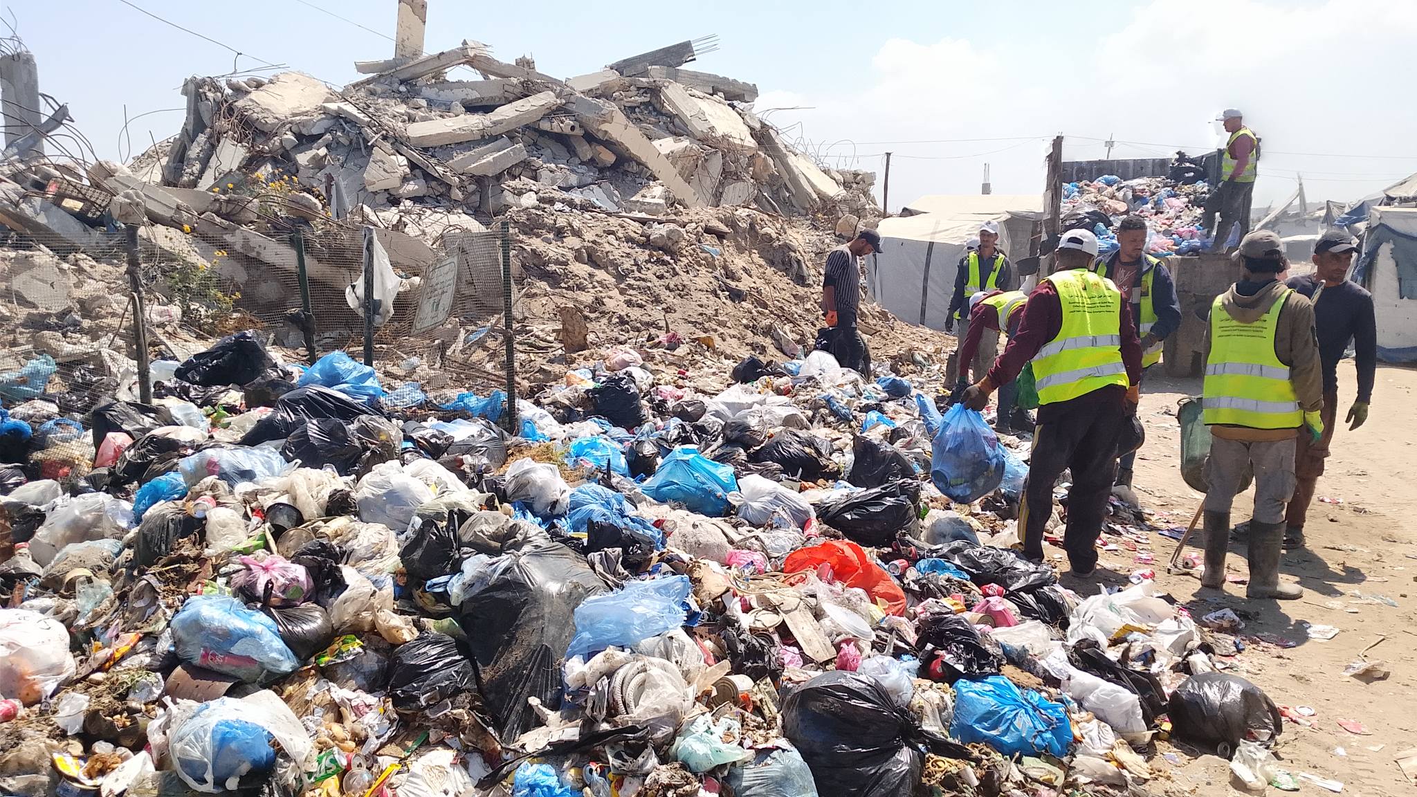 طواقم العمل تنفذ مهام جمع وترحيل النفايات الصلبة خلال أيام عيد الأضحى