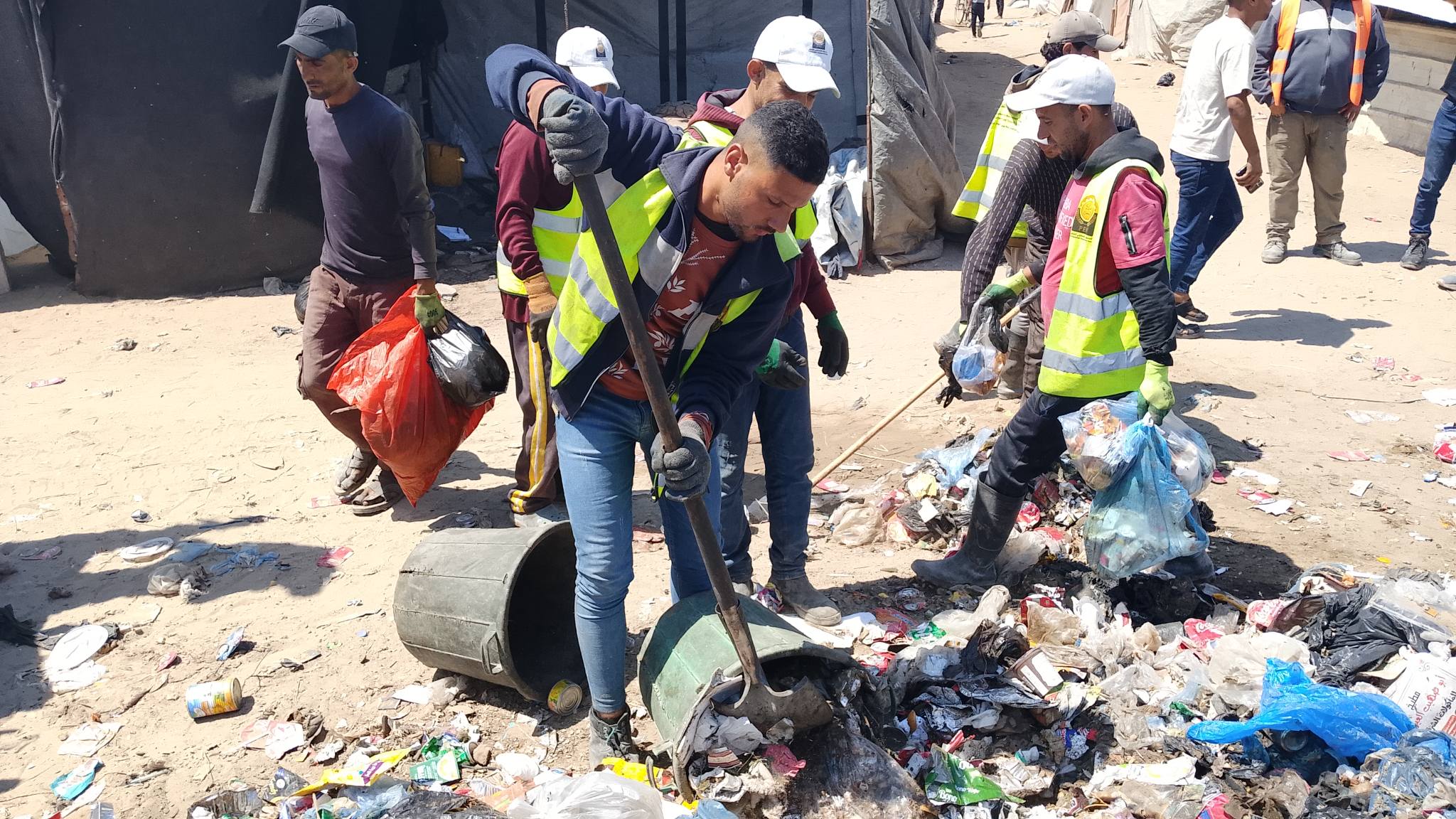 طواقم العمل تنفذ مهام جمع وترحيل النفايات الصلبة خلال أيام عيد الأضحى