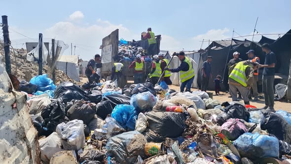 طواقم العمل تنفذ مهام جمع وترحيل النفايات الصلبة خلال أيام عيد الأضحى