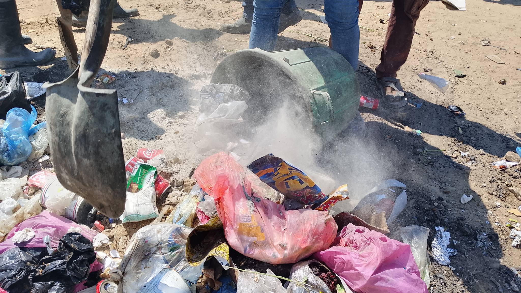 طواقم العمل تنفذ مهام جمع وترحيل النفايات الصلبة خلال أيام عيد الأضحى
